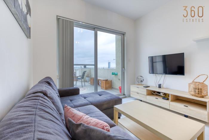 Cosy 1BR penthouse with Private Terrace in Gzira by 360 Estates