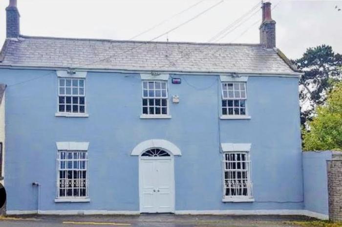 4-Bed House in Kildare Sleeps 8 with Parking