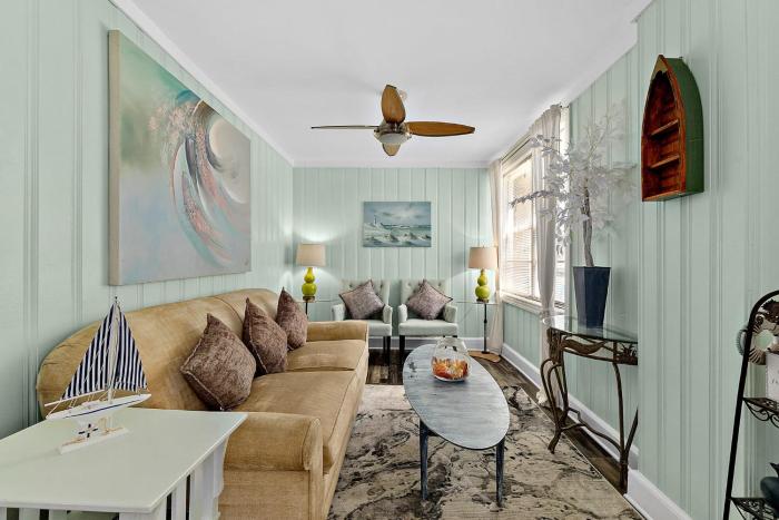 Casa Maria 1- Beachy Apt Mins Walk to Downtown