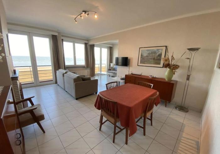 Studio lumineux sur la digue à Knokke