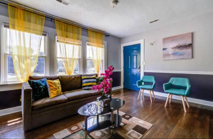 Colonial Apt 3