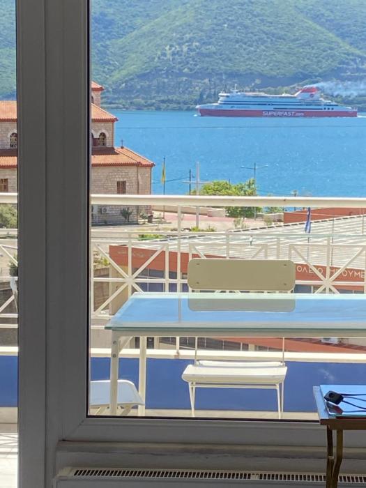 Marias 2 Studios Apartments Flats to Let -heart city ,50m harbor Chantzara