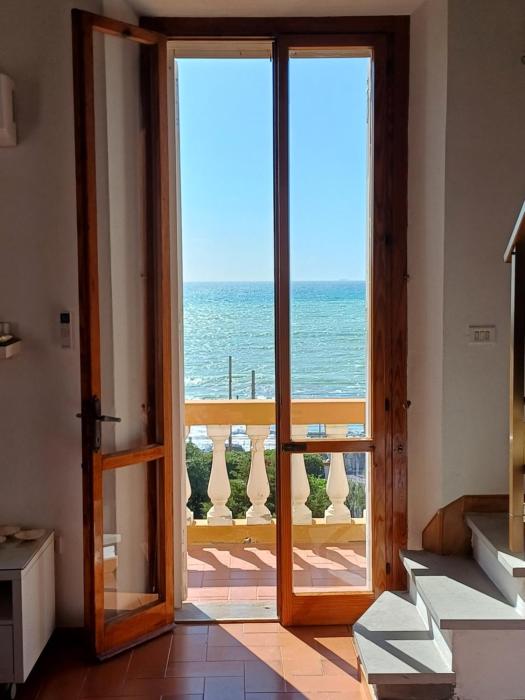 Seafront loft in Liberty villa