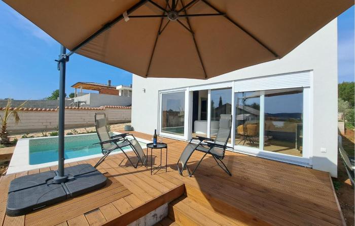 Stunning Home In Pomer With Kitchen