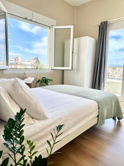 2 Doors- Luxury by the sea, easy parking