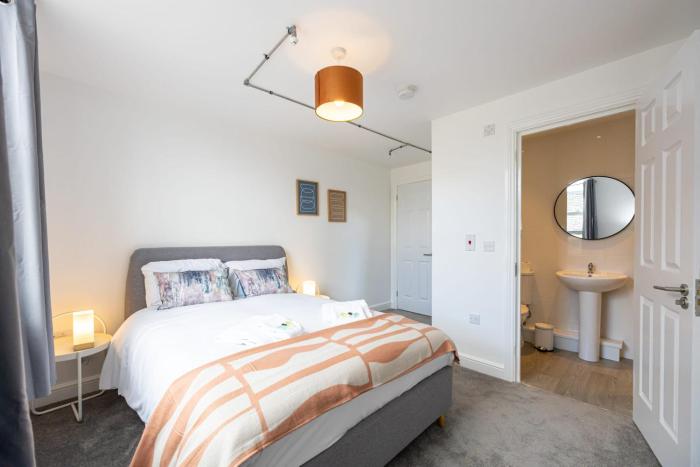 Apartment For Two Near Bolton Train Station