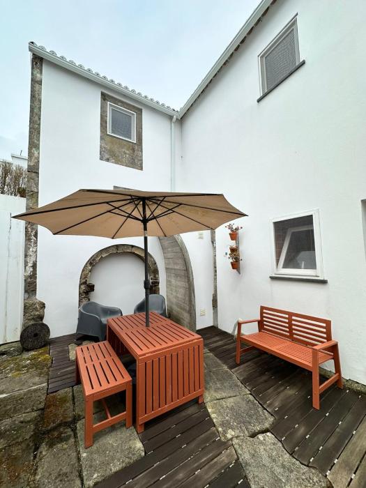 Apartamento acolhedor no centro da cidade, com pátio privado.