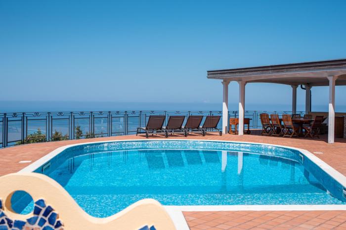 Villa Scafa, Appartamenti con Piscina e Vista Mare