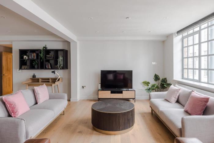 Circus of Colour - Farringdon - by Frankie Says