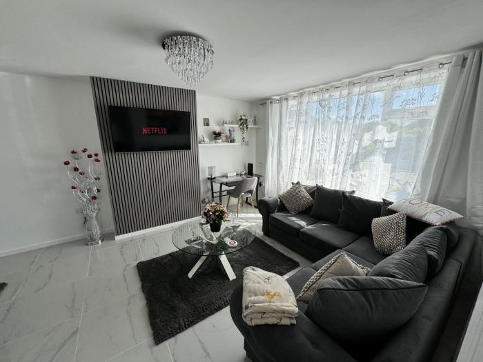 Modern 3-Bed Hideaway Near Westgate With Parking