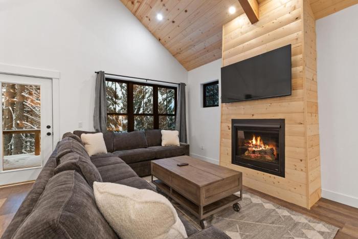 Alpine Glow Ski Haus