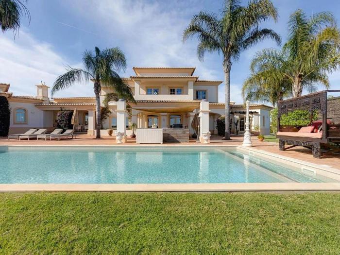 Luxury villa with gym, jacuzzi and swimming pool