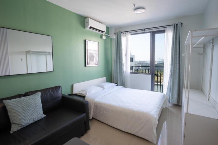 Concrete Palms near MOA w awesome view of Manila