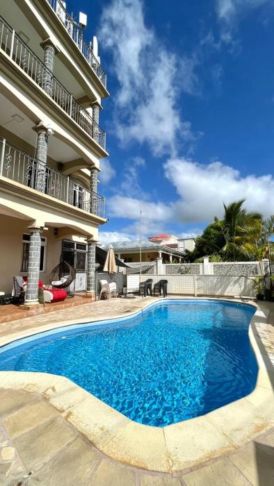 Cozy Apartment with Pool & 10 mins walk to Beach