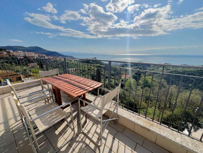 Luminosa mansarda con vista mare