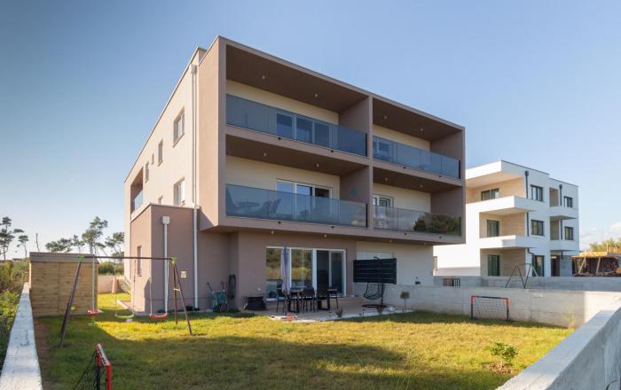 Modern and spacious apartment Helena near the beach