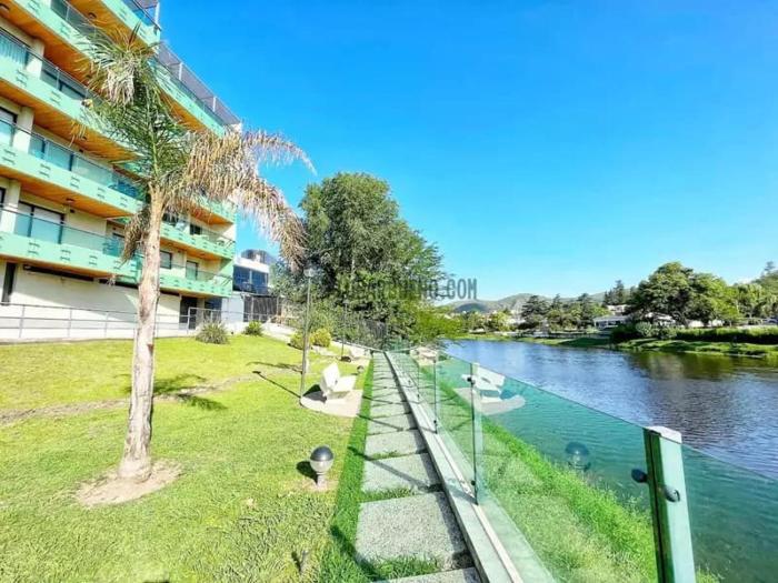 Depto en pleno centro con pileta, cochera, hermosa vista