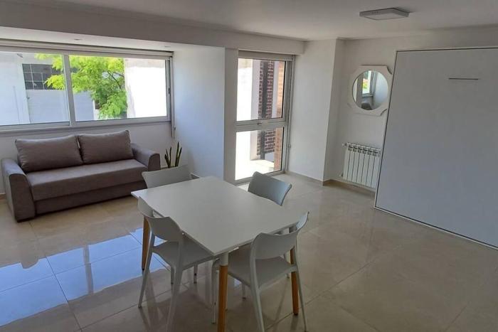 Luminoso y excelente ubicación con cochera