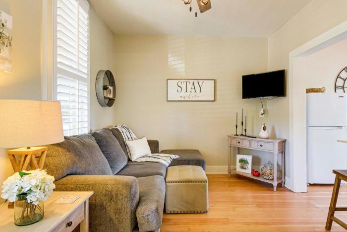 Walk to Courthouse Square Quiet Home with Porch