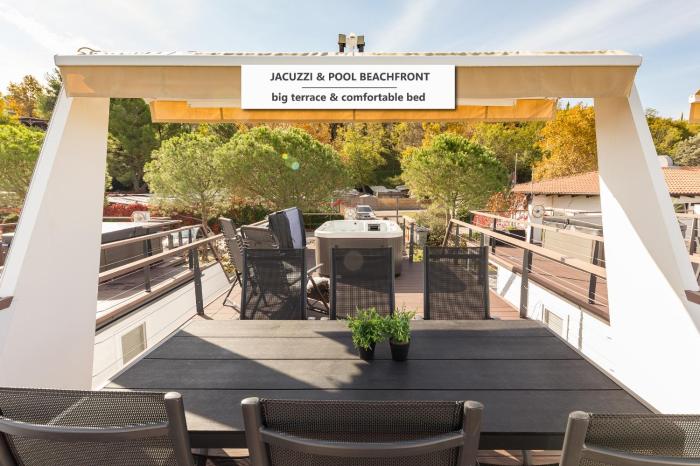 Floating Sea House Gong