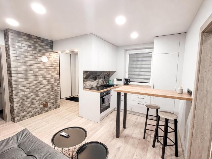 Butas ant ežero kranto