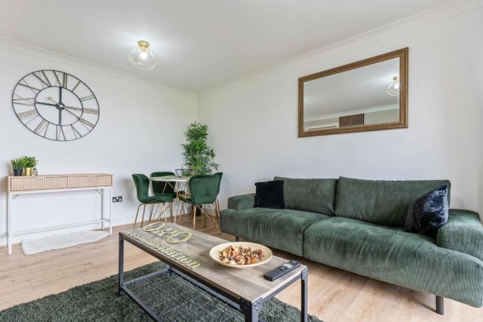 Central Birmingham 2 Bed with Balcony and City Views