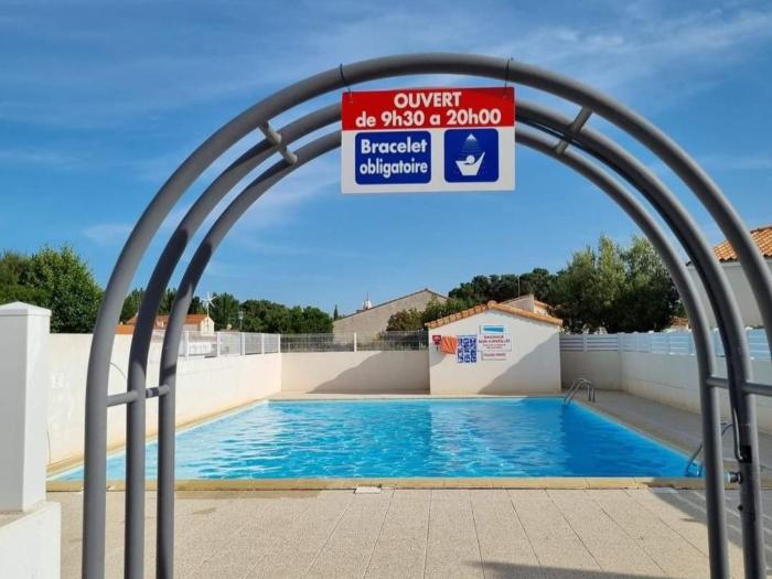 Maison Cosy avec Piscine, Proche Plages et Commerces à La Tranche-sur-Mer - FR-1-22-194