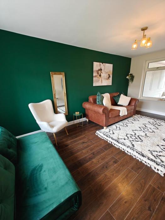 Mell Square - Spacious Solihull Home 4 Bedrooms -NEC Stay -5 Mins to M42 & JLR - 5 Beds 2 Sofa Beds - 10 Guests - 10 Mins to NEC BHX HS2 South Birmingham - Driveway Parking - Regular & Long Work Stays Available - Samina - ARZ Stays