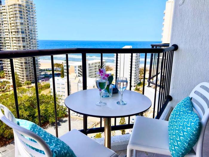 High Floor King Studio Surfers