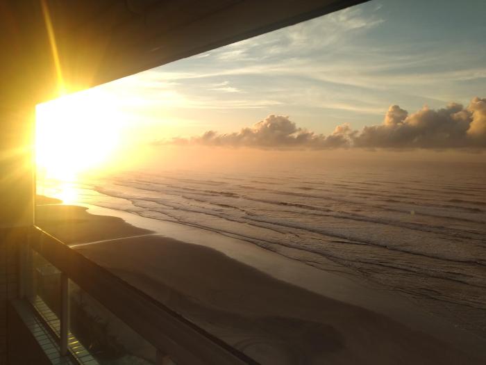 Apartamento frente mar pé na areia