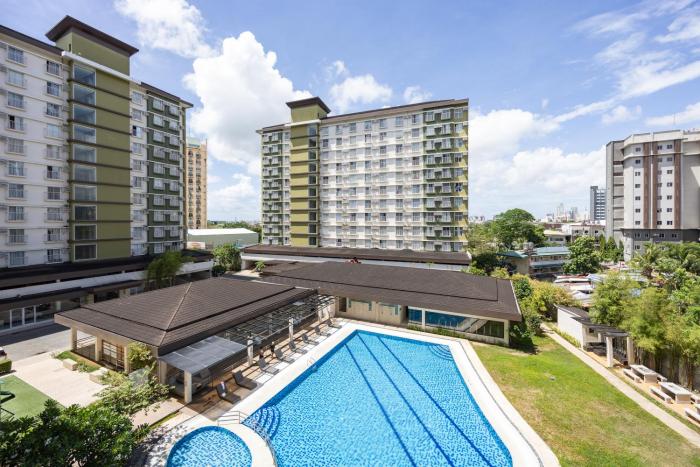 Studio Unit Near SM City and Ayala with Pool, Gym, Balcony and Fast Wifi