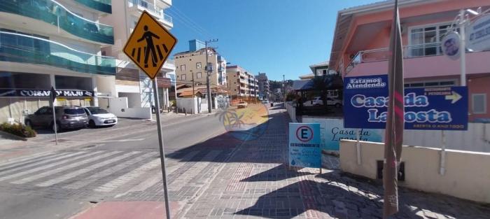 Sobrado no Centro de Bombinhas - próximo a praia e comércio em geral