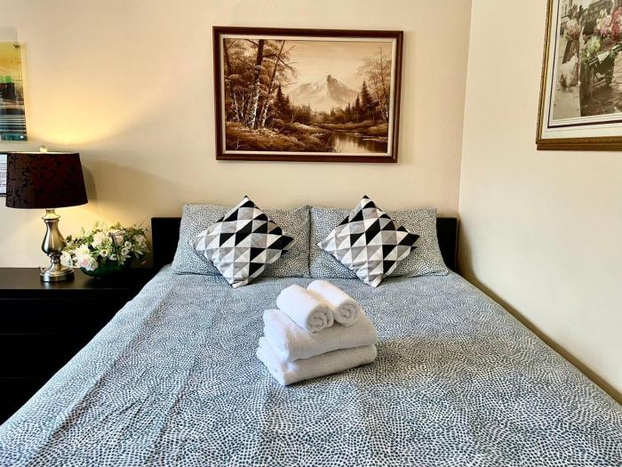 Bright&Modern Space Perfect for couple and Family Step to public transit in Toronto