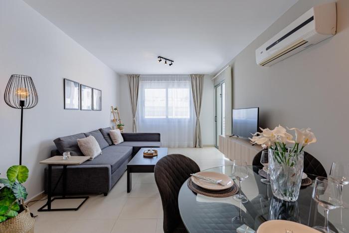 Stylish One-Bedroom Sea Retreat