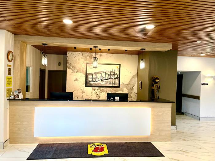 Super 8 by Wyndham Hinton