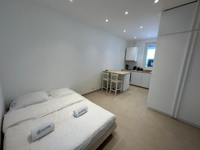 C073-Studio neuf et lumineux au carre dor Croisette