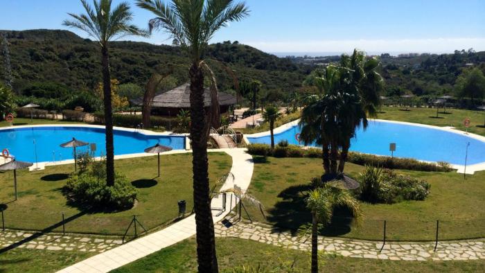 Elegant Apartment in Benahavís with Shared Pool, 100 m²