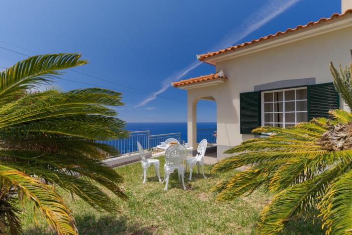 Familia Teixeira House by AH