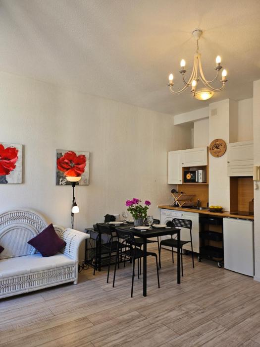 SUQUET - BEACH 100m & PALAIS DES FESTIVALS 600m