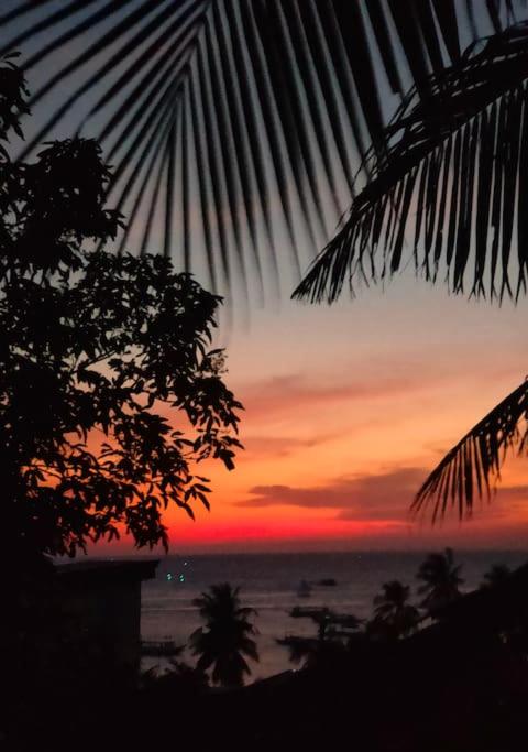 Boracay Sunset View: 2-min Walk to White Beach