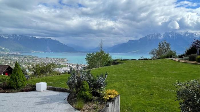 Le Chardonne - Designers home with a stunning lake and mountain view