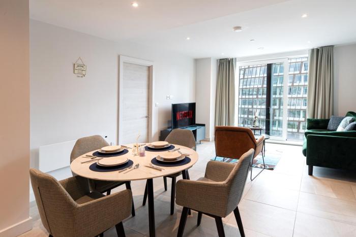 Modern 2 Bedroom City Centre Apartment w Balcony