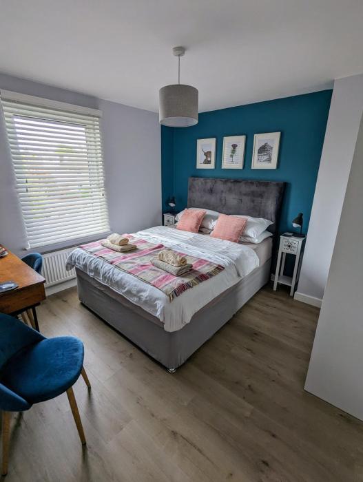 Cosy guest room in a family home with private bathroom and free parking