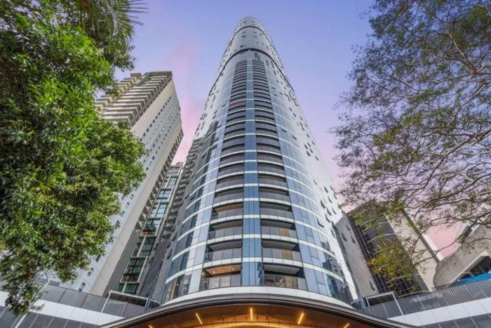 Location! CBD 2B1B Apt wParking, shared pool,gym