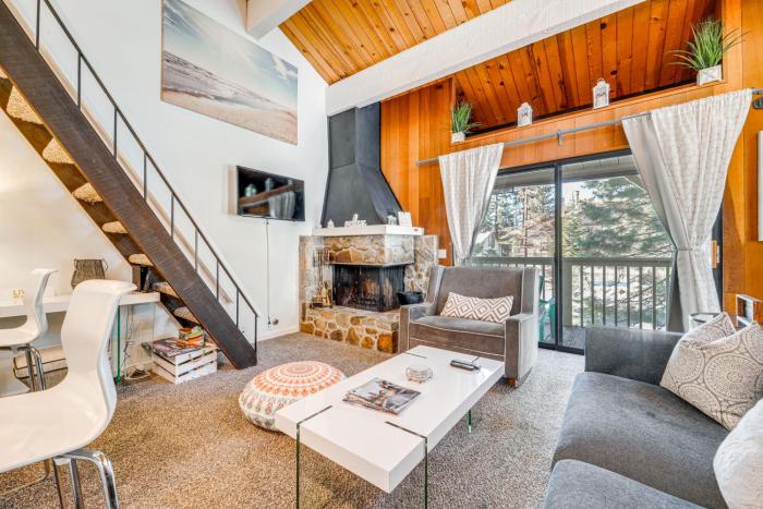 1 Mi to Lake Tahoe Condo with Pool Access