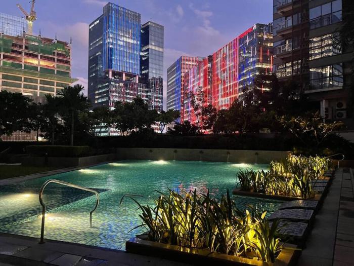 Elegant 1 BR Condo with Balcony in Uptown Parksuites II, BGC
