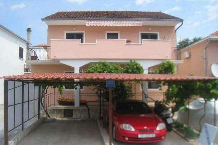 Apartments with parking space Rogoznica - 23016