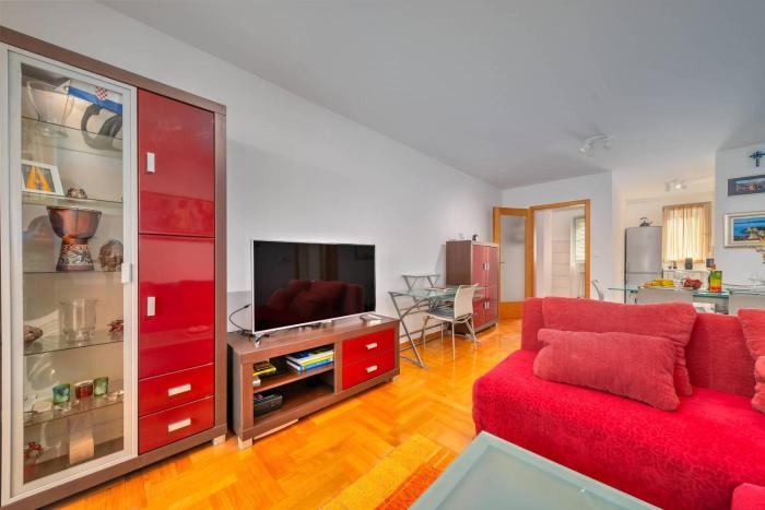 Cityscape Comfort Apartment With Garage - Happy Rentals