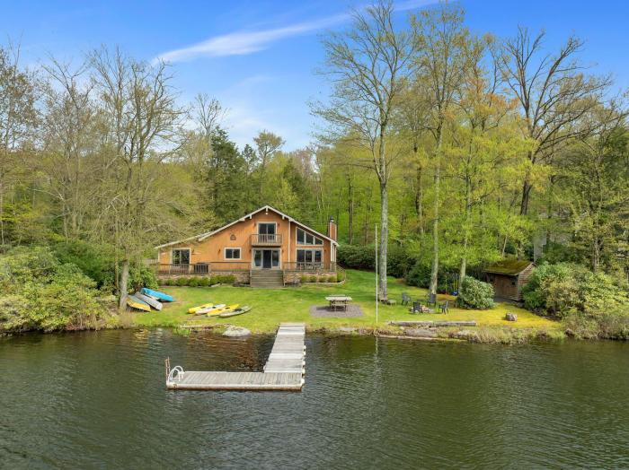 Lakefront Family Home, Kayaks, Hot Tub, Fireplace