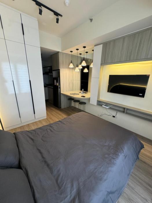 Studio Unit 5 mins to IT Park with Pool, Wifi & Netflix